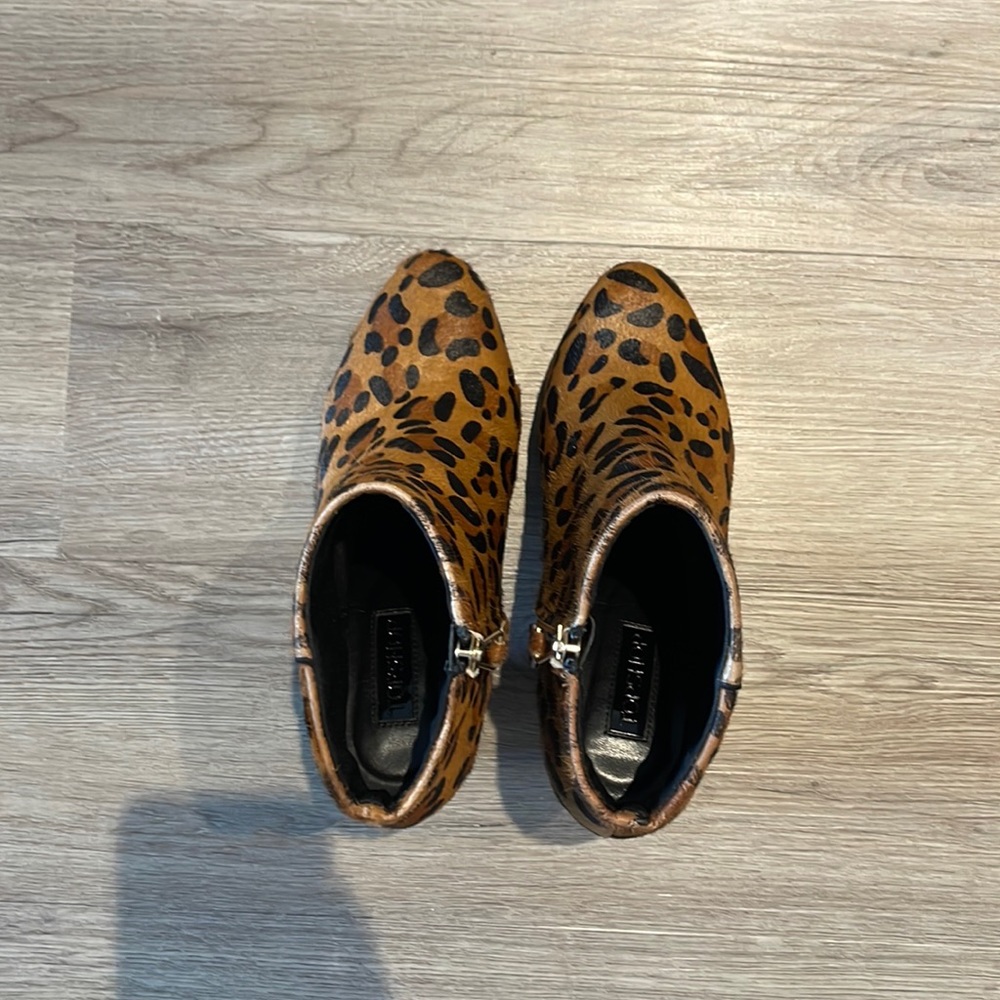 Woman’s Topshop leopard calf fur platform booties. Size 36